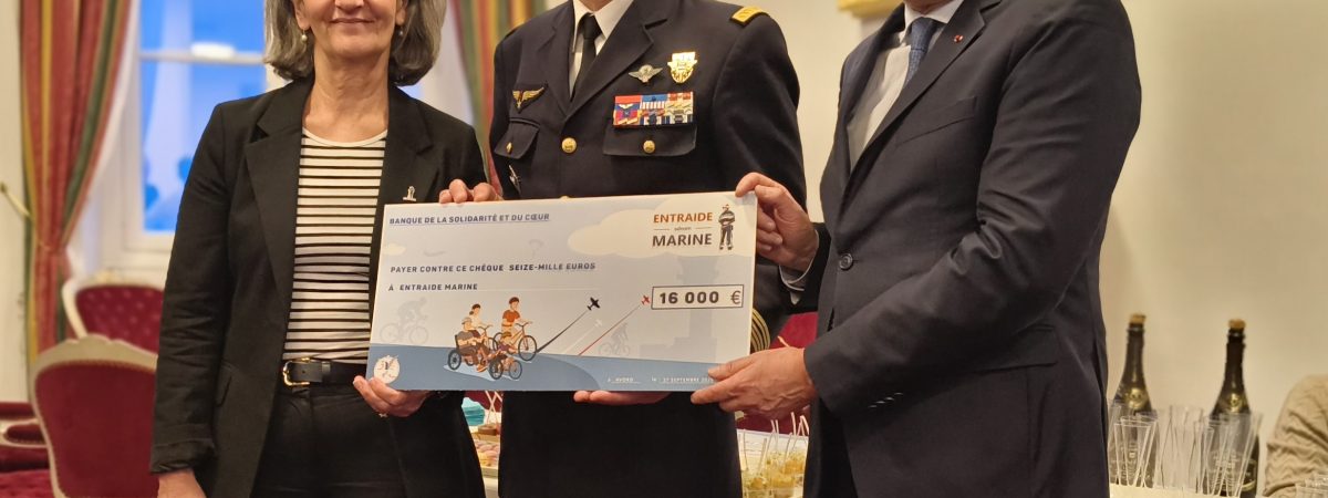 Une remise de chèque porteuse de sens par la 3V – Vélo, Volonté, Victoire